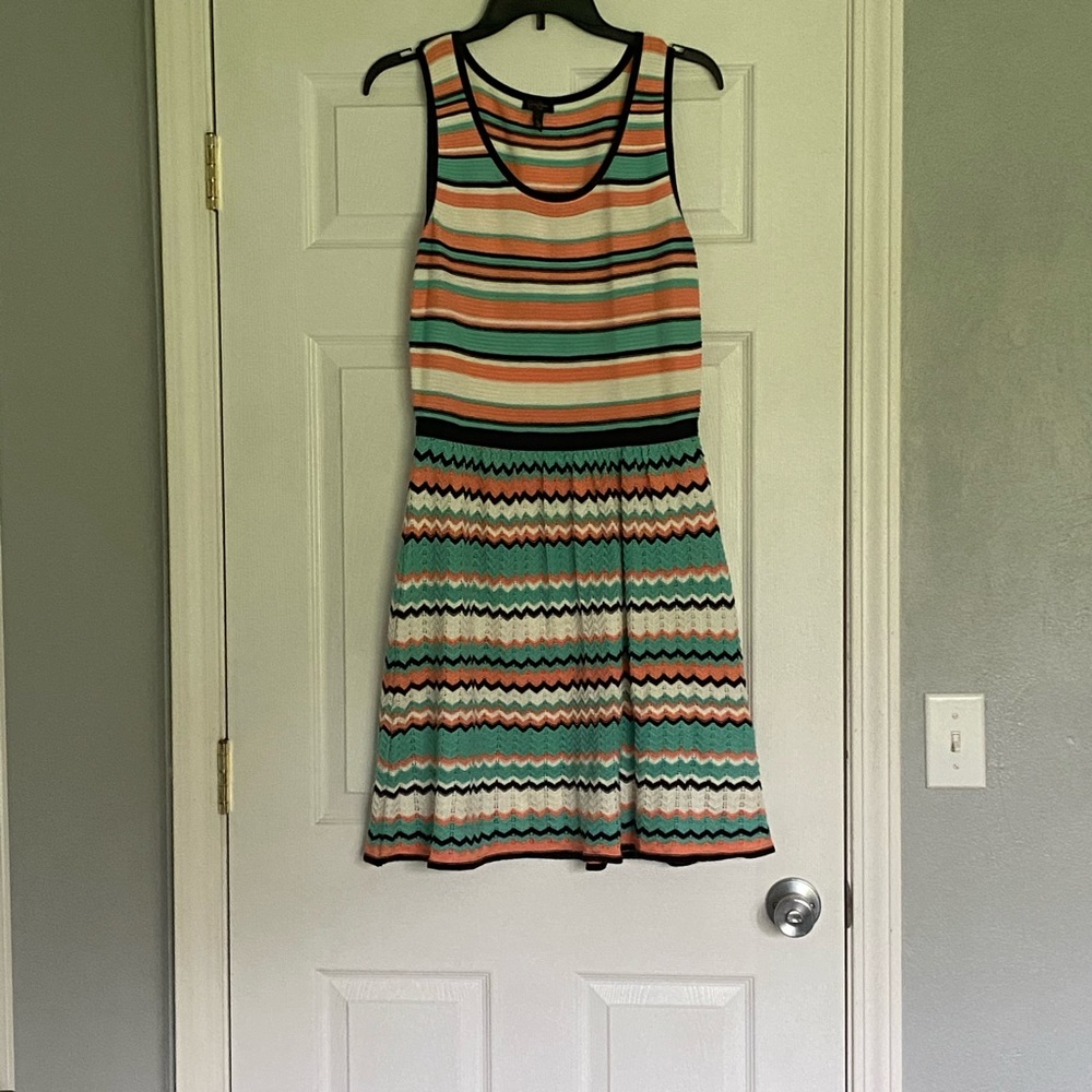 Sleeveless short dress. Size Large.